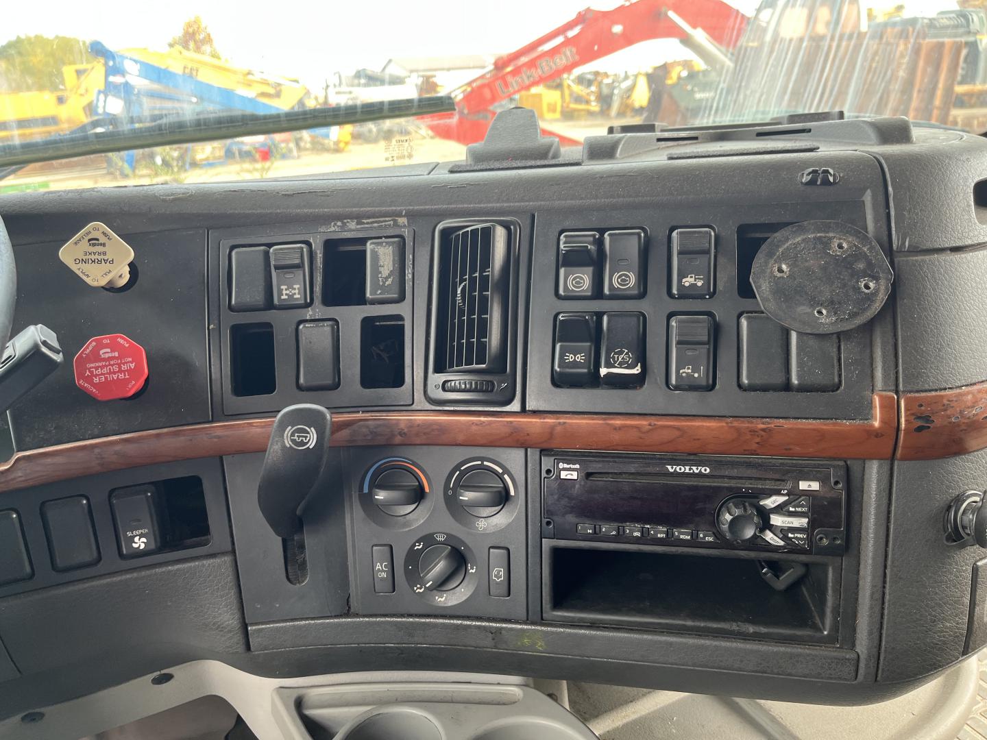 ./imagenes/INVOICE/2019/17172/TRACTOCAMION VOLVO VNL 6X4 (21).JPG